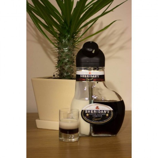 Lichior Sheridan's Coffee Layered, 0.7 L, 15.5% Alcool, Lichior in Doua Nuante, Lichior cu Doua Parti, Lichior Doua Parti, Lichior Alb Negru, Lichior de Cafea, Lichior cu Cafea, Lichior Cafea, Lichior cu Aroma de Cafea, Lichior cu Gust de Cafea